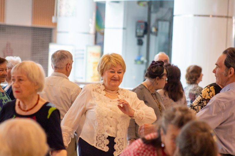 Фото В Новосибирске пенсионеры рассказали о пятничных танцах в торговом  центре 2